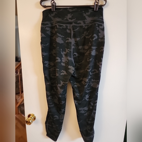 Fabletics Joggers Pants - Picture 6 of 9